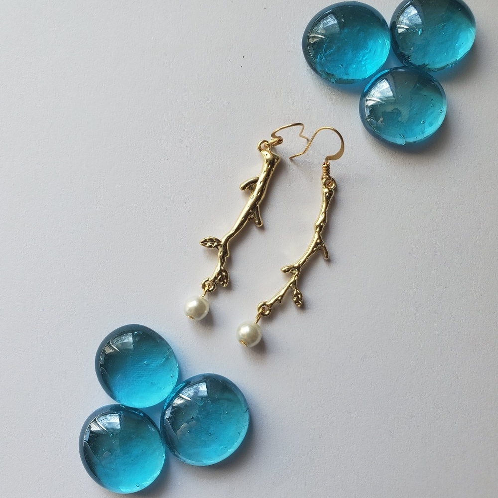 LAST ONE..HANDMADE unique leaf and pearl earrings - Picture 3 of 4